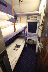 Intérieur d’une cabine double à bord du train de nuit Caledonian Sleeper reliant Londres à Édimbourg, Glasgow et Fort William en Écosse