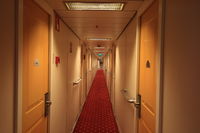 Couloir des cabines de l’express côtier Hurtigruten (navire MS Richard With)