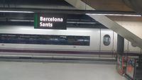 AVE espagnol (classe Turista) dans la gare souterraine de Barcelona Sants, Catalogne