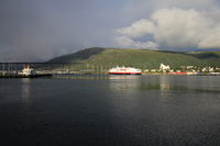 Navire Hurtigruten MS Richard With quittant Tromsø sous le pont Sandnessund