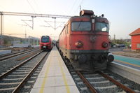 locomotive du train de nuit Belgrade ⇄ Thessalonique en gare de Resnik (Ресник)