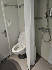 Douche et toilettes dans une cabine à bord du ferry Cotentin