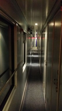 Couloir des compartiments de deux ou trois personnes dans le train de nuit Oberhausen – Varsovie