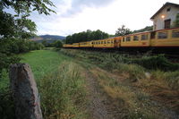Passage du train jaune de Cerdagne en gare de Béna-Fanès