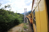 Passage du train jaune de Cerdagne sur le pont ferroviaire suspendu de Cassagne