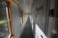Couloir d’un wagon de cabines à 3 couchettes dans le train de nuit Stockholm Narvik