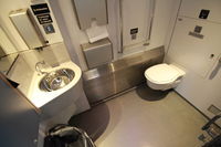 Toilettes pour personnes à mobilité réduite dans un wagon du train de nuit Stockholm Narvik