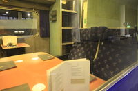 Siège de la voiture restaurant à bord du train de nuit Caledonian Sleeper reliant Londres à Édimbourg, Glasgow et Fort William en Écosse