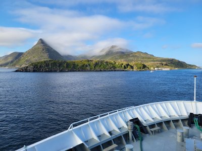 Arrivée à Havøysund en ferry Hurtigruten (MS Vesterålen)