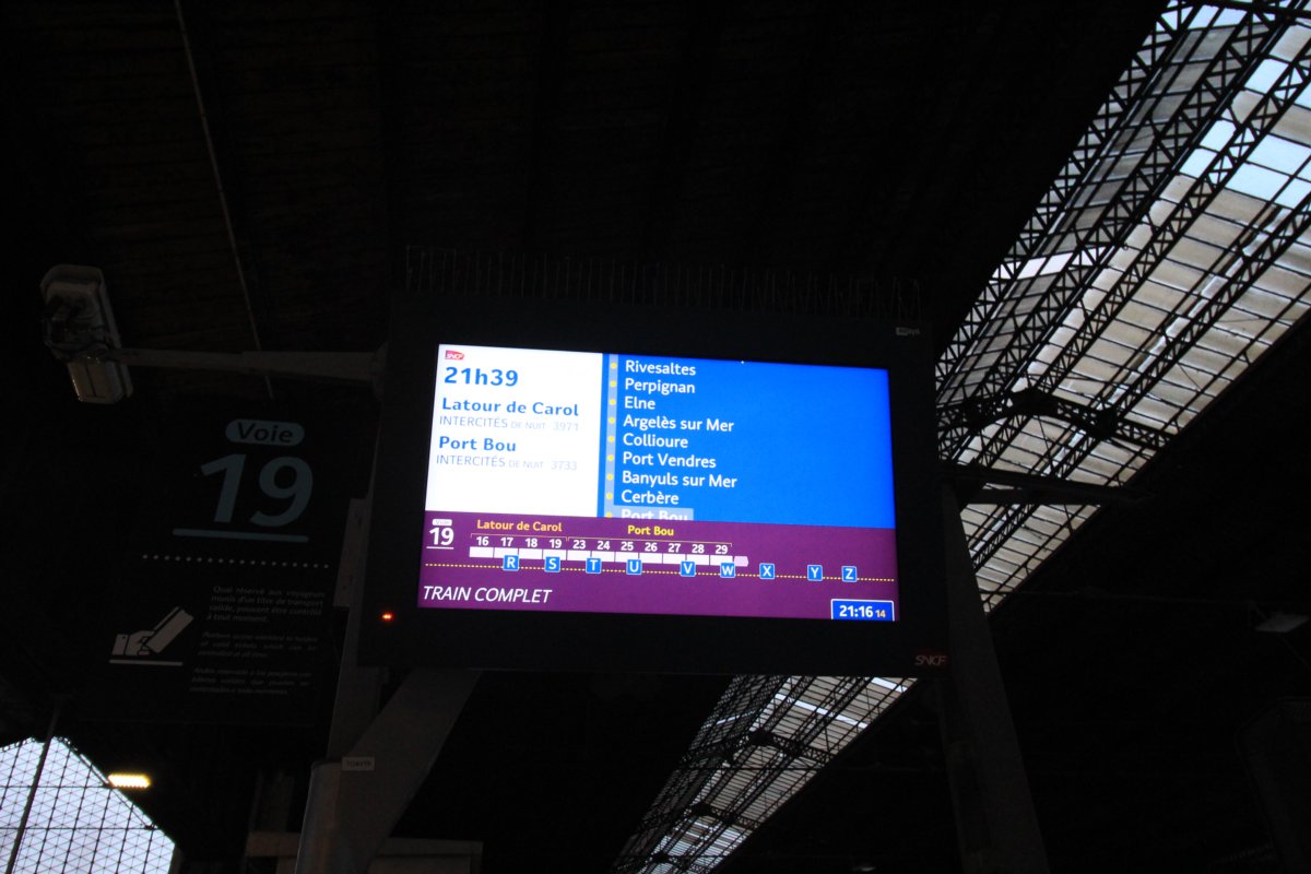 Écran au départ des trains de nuit Paris ➔ Port-Bou et Paris ➔ Latour-de-Carol