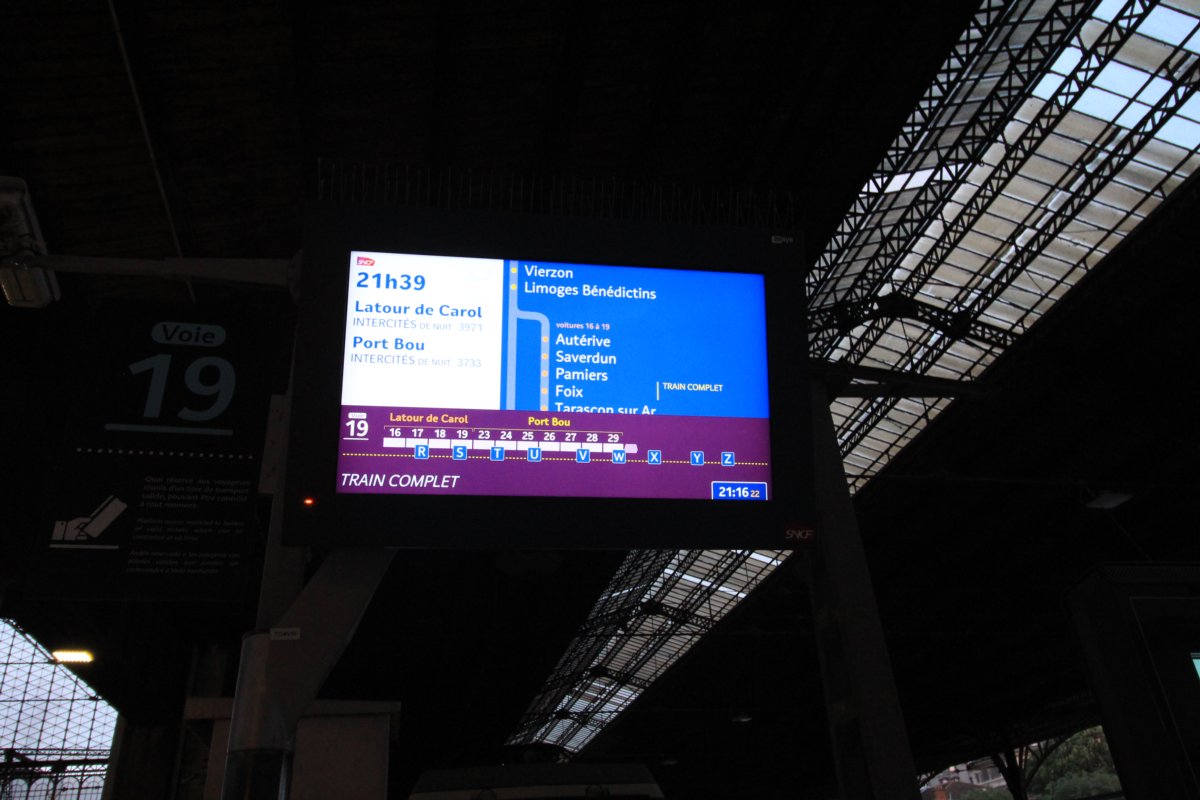 Écran au départ des trains de nuit Paris ➔ Port-Bou et Paris ➔ Latour-de-Carol