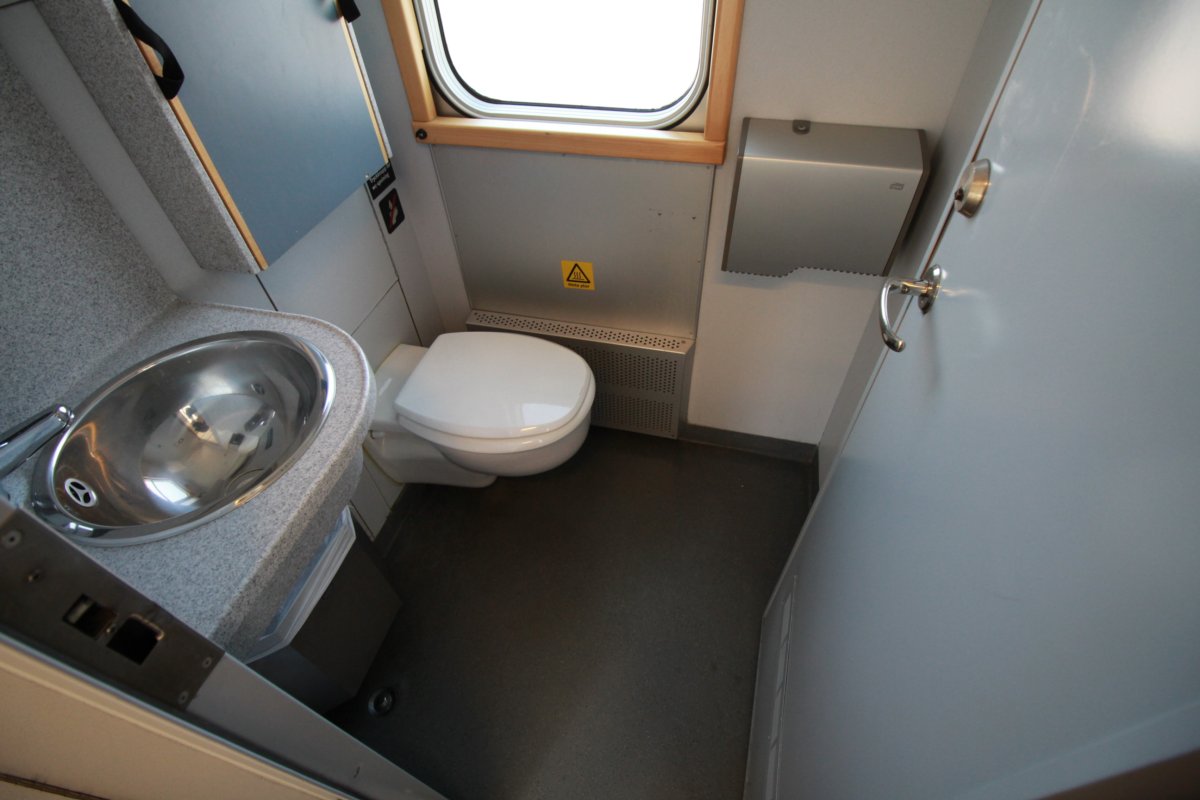 Toilettes avec table à langer